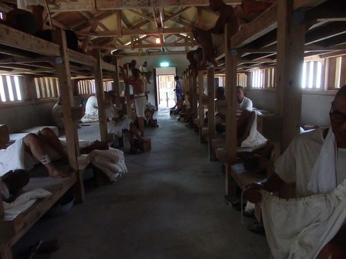 牢屋を再現した部屋。リアリティーのある蝋人形が設置されている。本物の人間のようで少し怖い。実際の収容人数は蝋人形の数より多く、一人分の就寝スペースは板2枚分、40センチ未満しかなかったという。