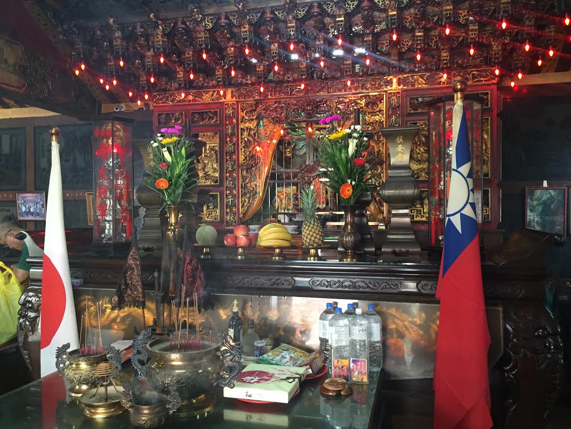 祭壇の右手に中華民国国旗、左手に日の丸が掲げられている。