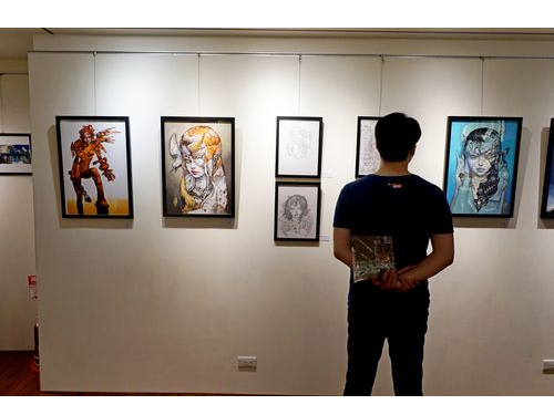 個展初日にして作品の半数以上が売約済みとなり、台湾での人気の高さをうかがわせた。