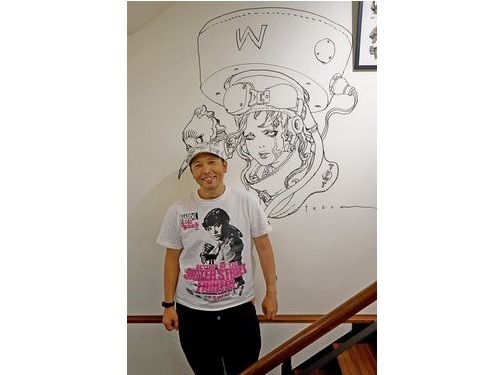 台湾初個展を開いたイラストレーター・漫画家の寺田克也さん。ギャラリーの壁をキャンパスにライブドローイングを行った。