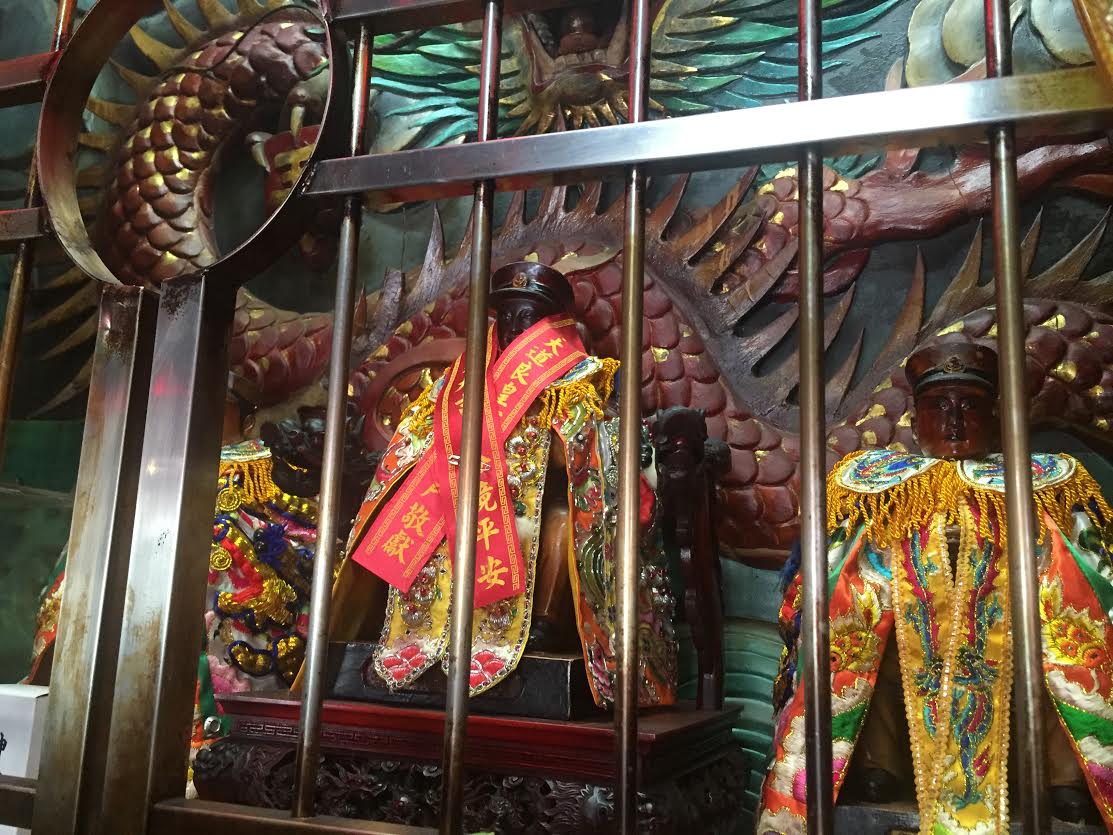 凛々しさが感じられる神像