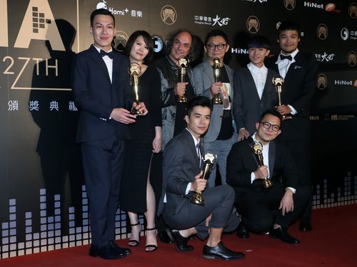 ソーダグリーンとウィル・リン（上右3）、ドイツ人指揮者のベルント・ルフ（上左3）。受賞したのは中国語アルバム賞のほか、バンド賞、作詞家賞（チンフォン「他挙起右手点名」）、編曲家賞（ソーダグリーン、ウィル・リン「痛快的哀艶」）、歌唱部門アルバムプロデューサー賞（ウィル・リン）。