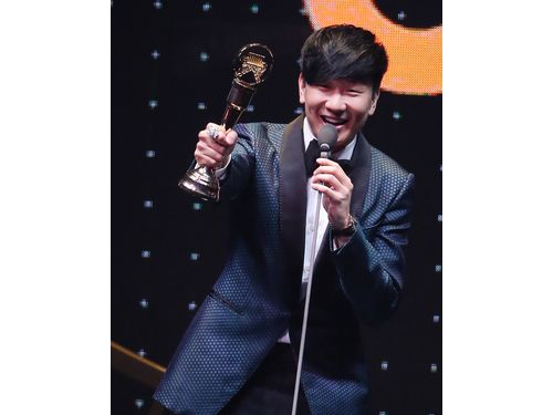 笑顔でスピーチするJJ。周建輝・審査員座長によると、JJは審査員による1回目の投票で明らかな勝利を決めていたという。絶えず自身に挑戦する姿勢が評価された。