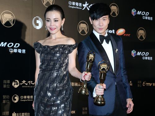 歌手賞受賞のジュリア（左）とJJの2ショット