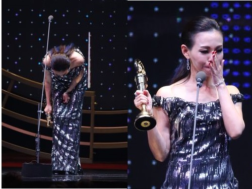 レッドカーペットには8歳の息子と登場。記者からのリクエストに応えてキスをする一幕も。また、受賞を祈願し、ファンがCDを媽祖廟に供えてくれていたとのエピソードも語った。