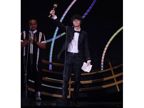 受賞後のステージでは自身が作詞作曲を担当した「灯光」を披露。実力の高さを見せつけた