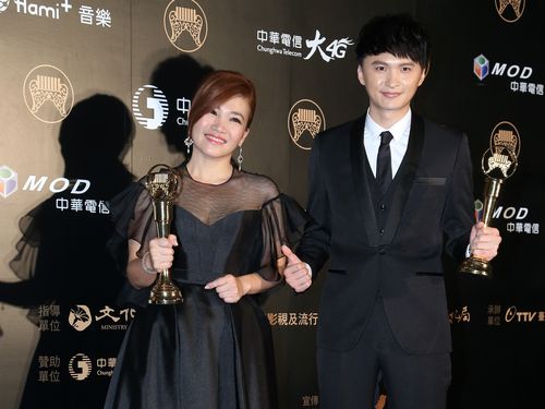 台湾語歌手賞のホアン・フェイ（左）とチェン・ジェンウェイ