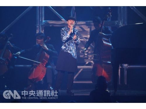 ソーダグリーンは授賞式でオープニングパフォーマンスを披露。「冬　未了」に参加したドイツ人指揮者ベルント・ルフ（Bernd Ruf）氏と台湾の60人編成の管弦楽団を従え、「小情歌」や「痛快的哀艶」を演奏した。