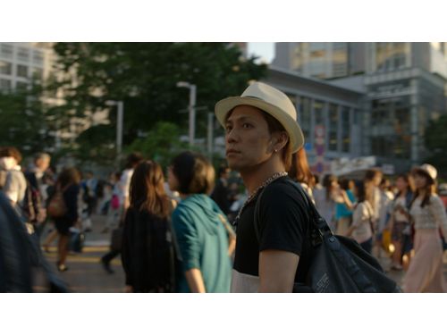 慎吾さん(劇中写真)1999年石垣のロックバンド「B-SHOP」のベースとしてデビュー、2008年からヘビーメタルバンド「セックスマシンガンズ」(SEX MACHINEGUNS)と「ザ☆メンテナンス」でSHINGO☆(しんごすたー)として活躍。ベースを担当している。