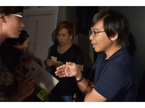 観客と交流する黄監督(右)