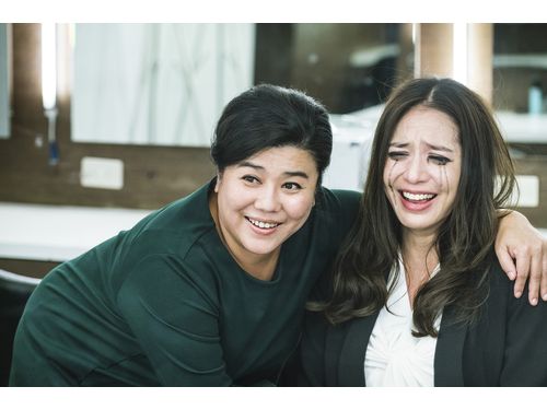 ライバル役のリン・メイシュウ（左）とビアンカ。劇中写真（華聯国際提供）