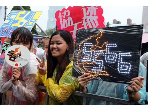 レッドカーペットに駆け付けた5566のファン