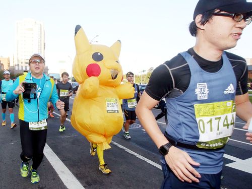「ピカチュウ」のコスプレをしたランナーも
