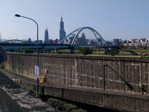 麦帥二橋。ランナーが米粒のように見える