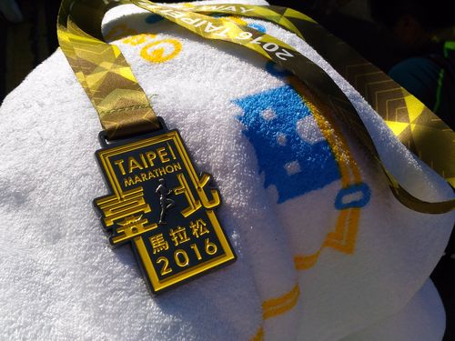 完走者に贈られたメダルとバスタオル