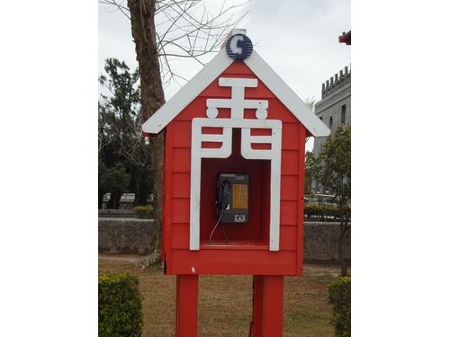 「金門」の形をした電話ボックス＝キョ光楼前で撮影（キョ＝くさかんむりに呂）