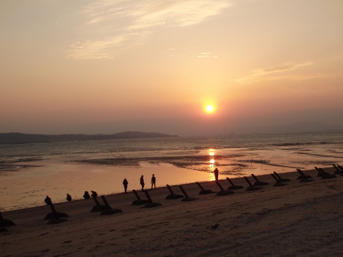 「三角堡」の近くの海辺から見た夕日。海辺に一列に並ぶのが上陸防御のために設置された施設