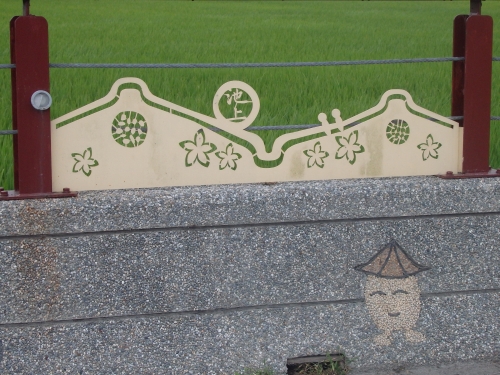 自転車道の脇にはコメをモチーフにしたキャラクターのイラストなどが描かれている