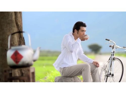 金城武出演のエバー航空CM(エバー航空公式Youtubeより)