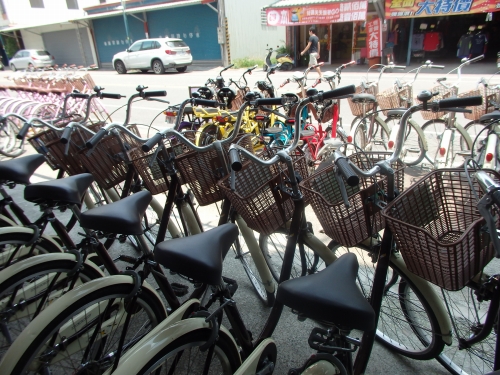 ずらりと並ぶレンタサイクル。自転車は一般的なシティサイクルから電動のものまで様々。体力に合わせて選べる。記者が借りたシティサイクルのレンタル料は1日150台湾元(約560円)。レンタル店では荷物預かりもしてくれる。