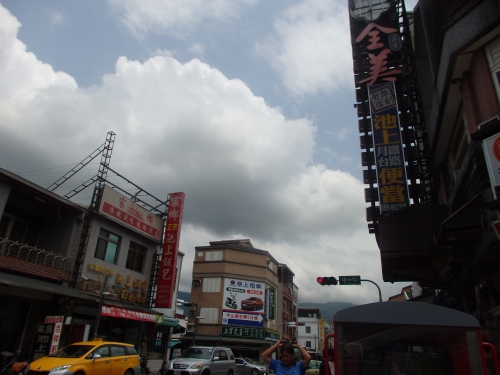 右手前が「全美行」、左の赤い看板が「家郷」