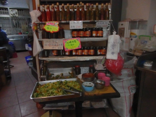 家郷はレジカウンターの横で自由に野菜を盛ることができる