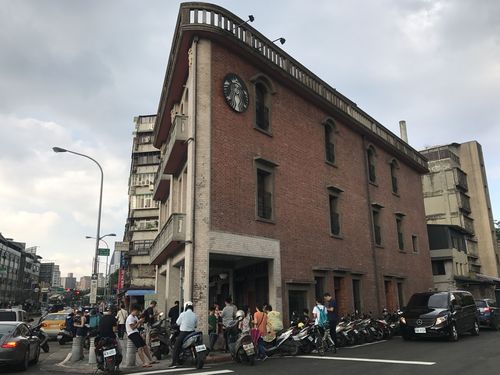 「萬華林宅」の赤れんが壁にギリシャ神話に登場する人魚「セイレーン」（Siren）をかたどった「スターバックス」のロゴマークが描かれている。