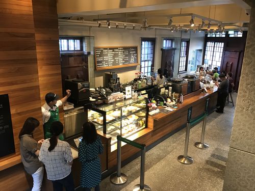 萬華林宅は1932年に落成後、[舟孟][舟甲]地域のランドマークになった。2000年に台北市の「市定古跡」に指定された。古跡に認定されている建物にスターバックスが入居するのは初めて。