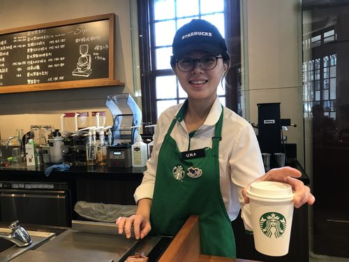 コーヒーチェーン店「スターバックス・コーヒー[舟孟][舟甲]店」は来客が多くて、特に休日には日本人が少なくない。近くの観光名所の龍山寺を訪れた日本人が観光ガイドマップを見て店に来る。