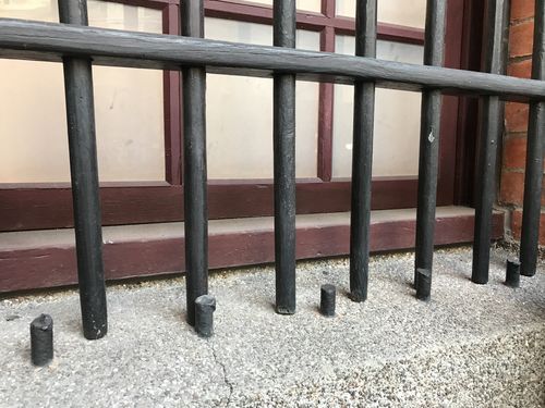 この建物には第2次世界大戦の残影が見える。戦争時、政府は軍備資源不足のため、金属類回収令を出した。窓には、鉄格子が切断された跡がいまでも残っている。