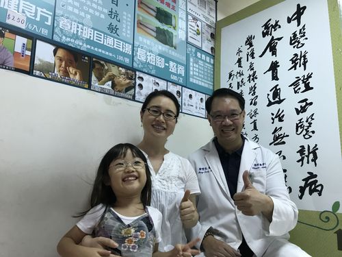 緑内障と診断された日本人女性の越田典子さん(中央)は失明の不安にかられた越田さんは今年6月、台湾の知人の紹介で、新北市内の中医診療所で鍼灸の治療を受け始めた。