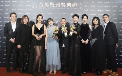 プレスルームで笑顔を見せる「血観音」チーム