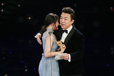 憧れの人はホアン・ボー(黄渤)と語り、プレゼンターを務めたホアン・ボーに抱きしめられるヴィッキー。