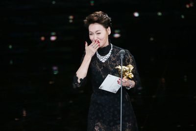 受賞スピーチをするカラ・ワイ