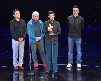 リン・シェンシャン(左3)とともにステージに立つ大竹(左1)、早川(左2)。2人はドラムの福島紀明と3人でバンド「東京中央線」を結成している。