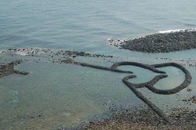 澎湖・七美郷の観光名所「双心石滬」（ダブルハート）。漁の仕掛けとして作られたもの。その形からカップルが多く訪れる。（資料写真）