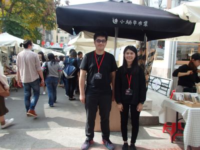 「小蝸牛市集」運営者の呂紹ヨさん（右）と陳ネイ翔さん