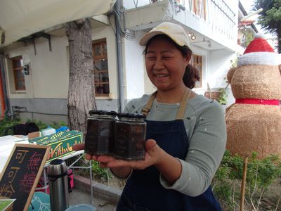 販売されるのはグルメや環境に優しい農作物、ハンドメイド商品など。ブランドがコラボレーションして一緒にものづくりをするという職人交流も行なわれている。出展者は女性が多く、台湾だけでなく日本や香港から出展に来る人もいるという。来場者数は1日1万～1万5000人に上る。記者が訪れた日も、多くの若者でごった返していた。写真は屏東産のカカオ豆を使った台中霧峰のチョコレートブランド「巧遇農情CHOMEET」。