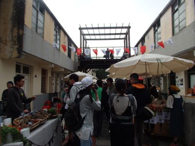 「審計新村」の各建築物には、マーケットとは別に常設の店舗が入居している。