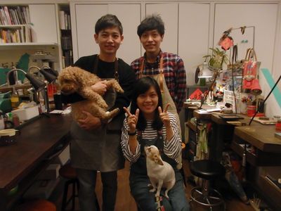 「Chichic七シツ」の蘇筱テイさん（中央）ら3人