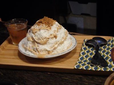 記者が最も驚いたのは「分解キャラメルマキアート」。一言で表現すればキャラメルマキアート味のかき氷なのだが、泡状のエスプレッソがミルクかき氷の上にかけられ、その上にはキャラメルビスケット、かき氷の下にはバニラアイスが隠されるという手の込みよう。コーヒーにこだわる同店だからこそできるメニューだと感じた。