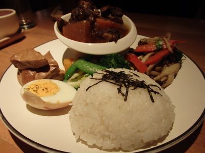 「Roundabout cafe」自慢の「老媽燉牛肉飯」
