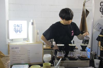 ドリップコーヒーを入れるオニバスコーヒーのバリスタ