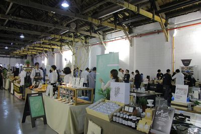 会場内の様子。日本と台湾のカフェやロースターの出店ブースが並ぶ。