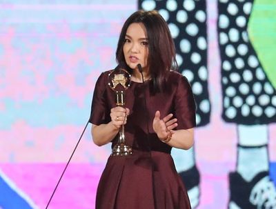 受賞スピーチをするララ・スー
