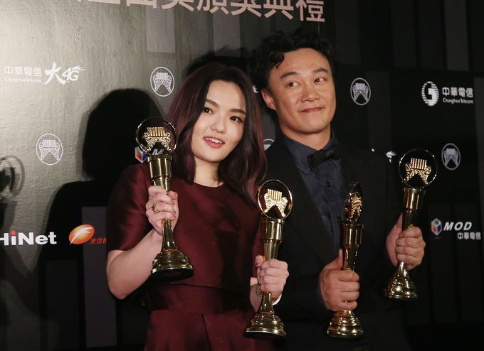 中国語女性歌手賞を受賞したララ・スー（左）と中国語男性歌手賞を受賞したイーソン・チャン