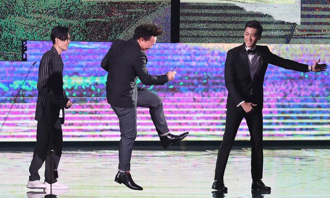 ジャンプで受賞の喜びを表現するイーソン・チャン（中央）
