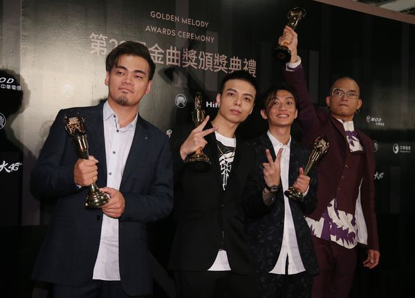 プレスルームで喜ぶエッグ・プラント・エッグの4人