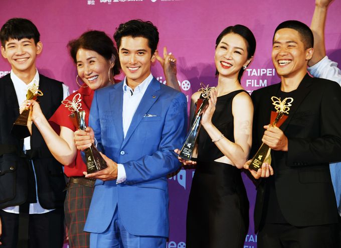 トロフィーを手に4冠を喜ぶ「誰先愛上他的」チーム