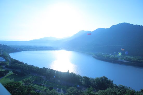 付近の高台から望む石門ダムの施設の一部。記者が訪れた6月下旬には熱気球フェスティバルが開催されていた。